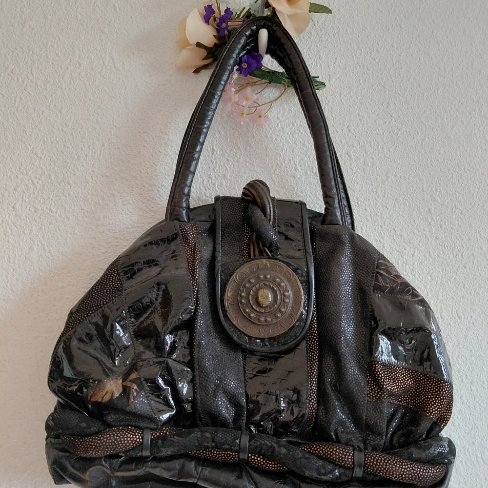 Vintage 1980s Park Avenue Int ? Black Gold Leather Fabrick Handbag Purse .